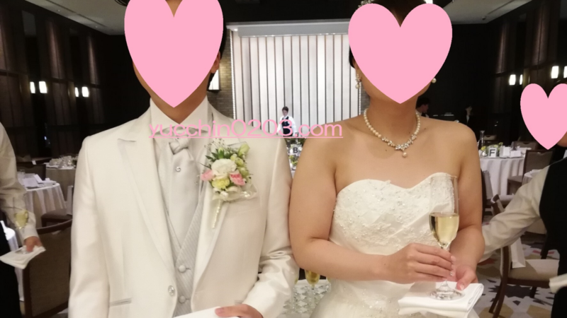 結婚式披露宴
ゲストにドリンクを渡すようす