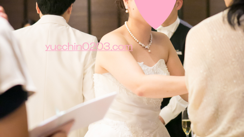 結婚式披露宴
ゲストにドリンクを渡すようす